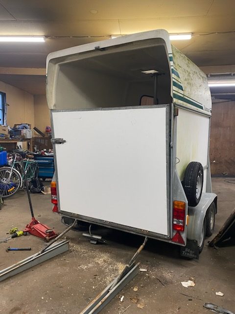 Släp efter renovering med ny front och golv