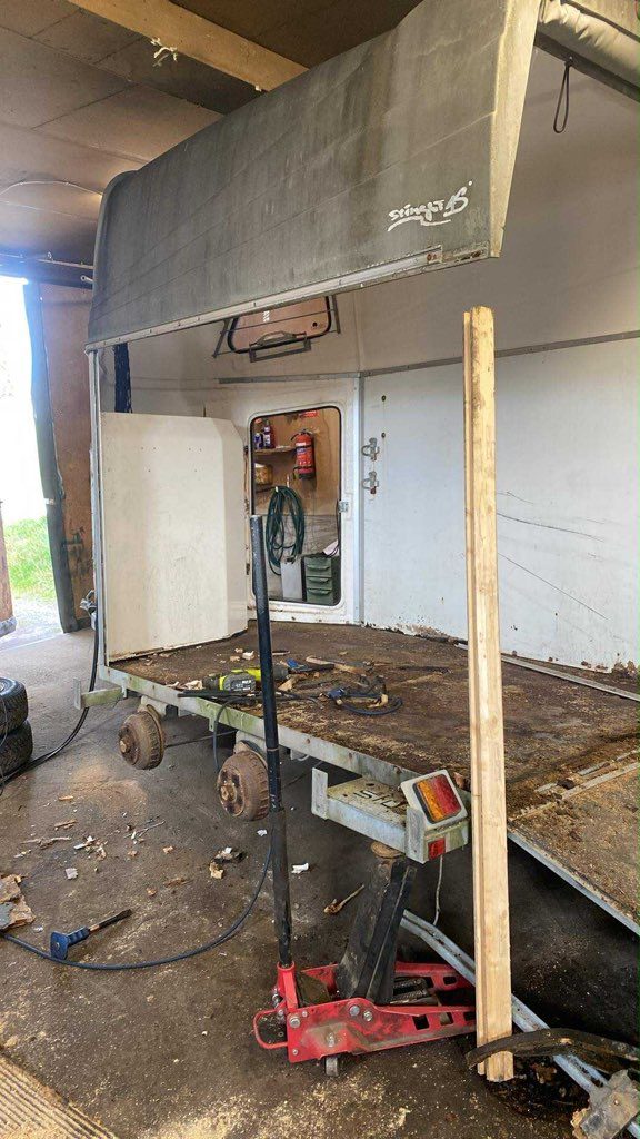 Hästsläp under renovering i verkstaden